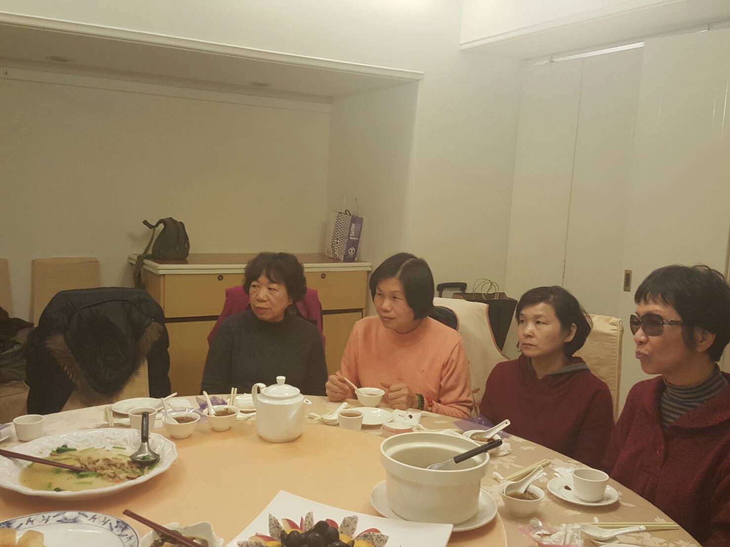 南普陀佛學院教務長暨上海龍華古寺監院中觀法師偕徒來台拜訪禪師，協會理監事於素食餐廳設宴接待